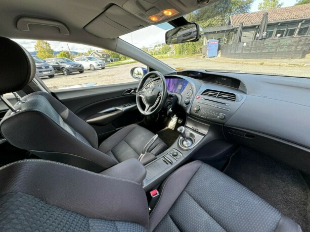 honda-civic-bensin-2010-big-23