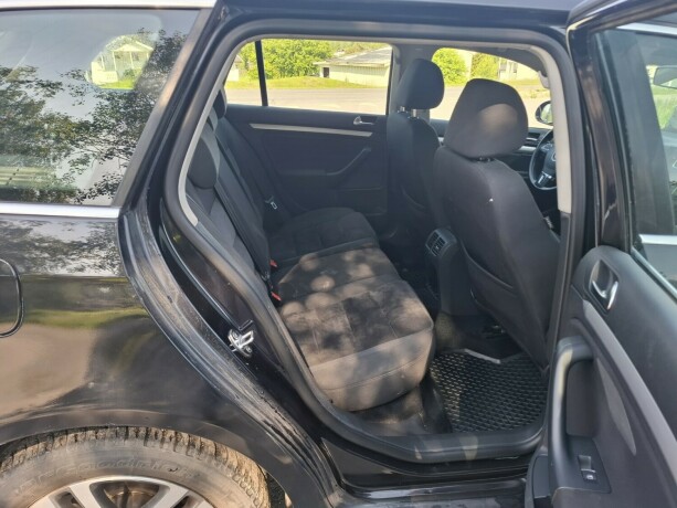 volkswagen-golf-diesel-2011-big-12