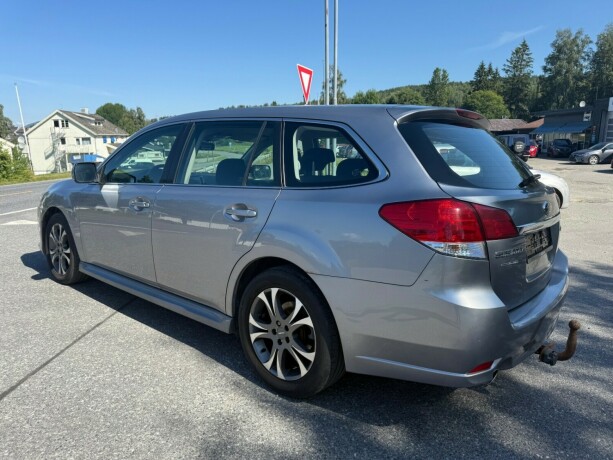 subaru-legacy-bensin-2011-big-23