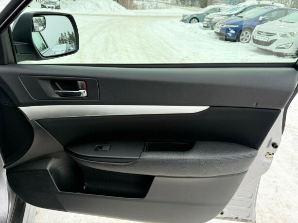 subaru-legacy-bensin-2011-big-13