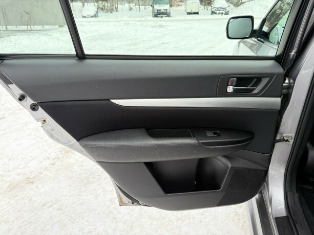 subaru-legacy-bensin-2011-big-18