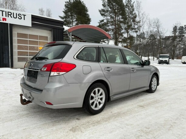 subaru-legacy-bensin-2011-big-4