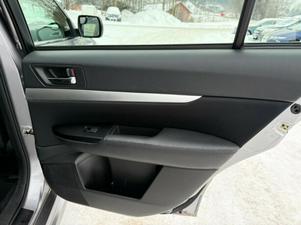 subaru-legacy-bensin-2011-big-16
