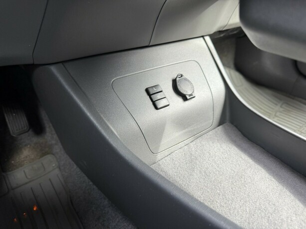toyota-prius-bensin-2010-big-21