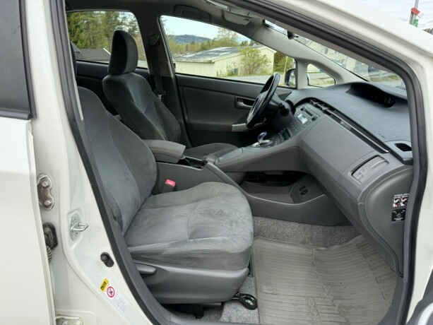 toyota-prius-bensin-2010-big-13