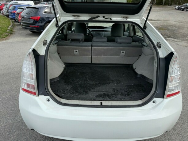 toyota-prius-bensin-2010-big-16