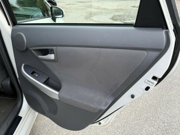 toyota-prius-bensin-2010-big-14