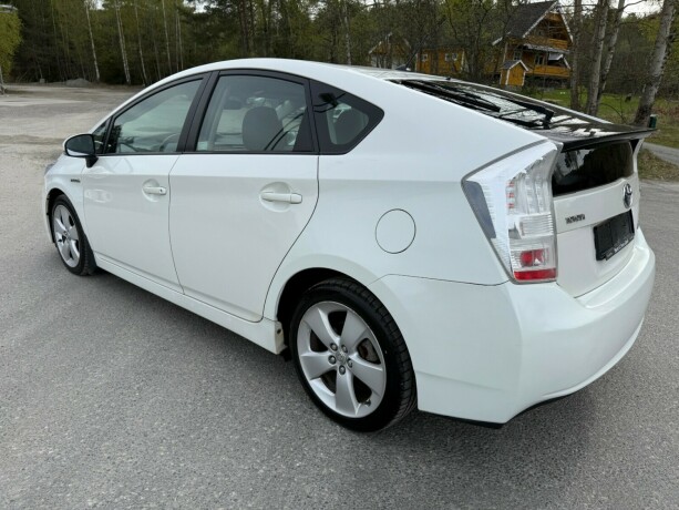 toyota-prius-bensin-2010-big-2