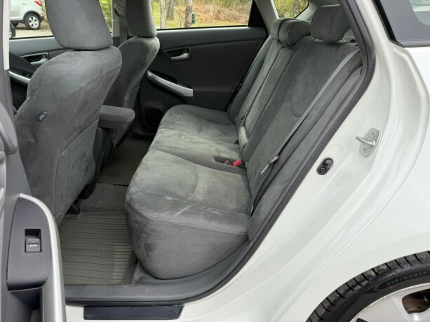 toyota-prius-bensin-2010-big-18
