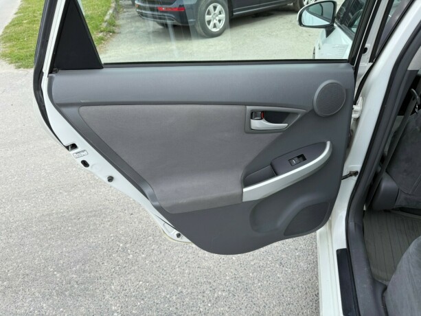 toyota-prius-bensin-2010-big-17