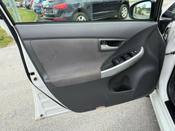 toyota-prius-bensin-2010-big-19