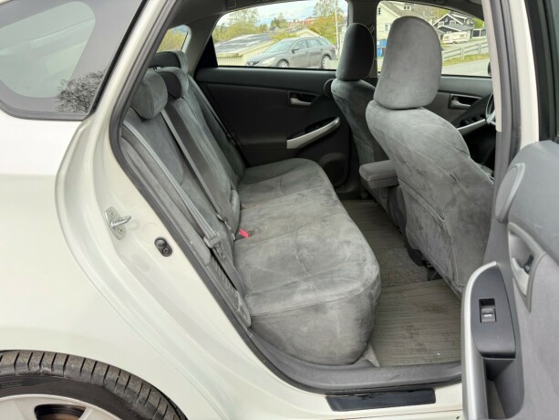 toyota-prius-bensin-2010-big-15