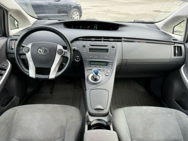 toyota-prius-bensin-2010-big-8