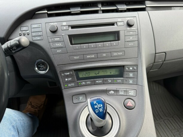 toyota-prius-bensin-2010-big-10