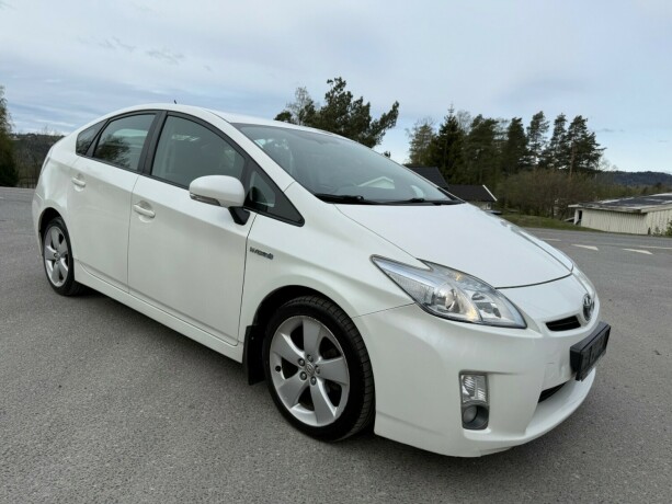 toyota-prius-bensin-2010-big-6
