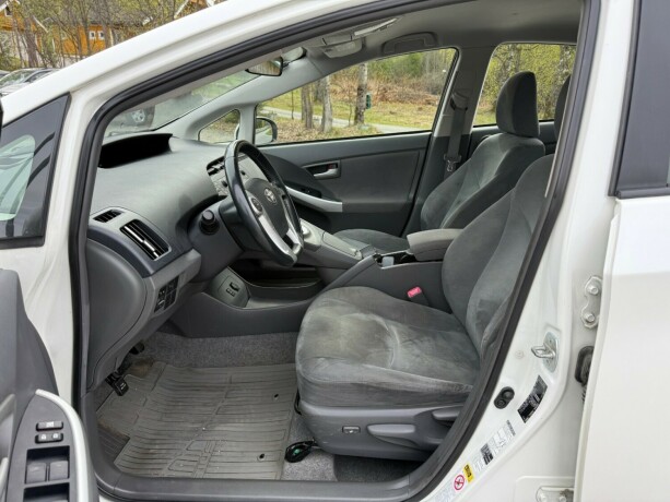 toyota-prius-bensin-2010-big-20