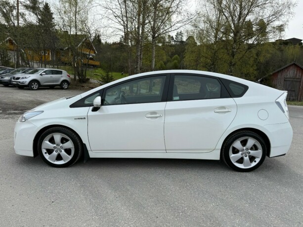 toyota-prius-bensin-2010-big-1