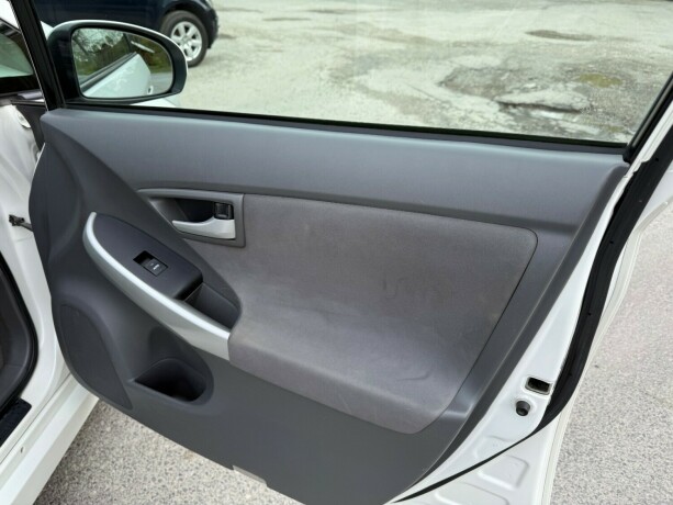 toyota-prius-bensin-2010-big-12