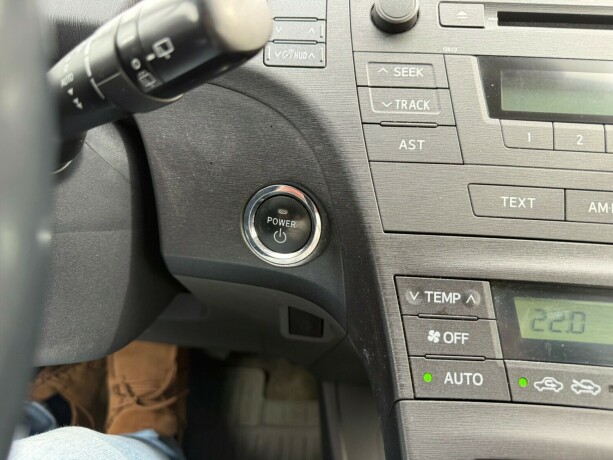 toyota-prius-bensin-2010-big-11