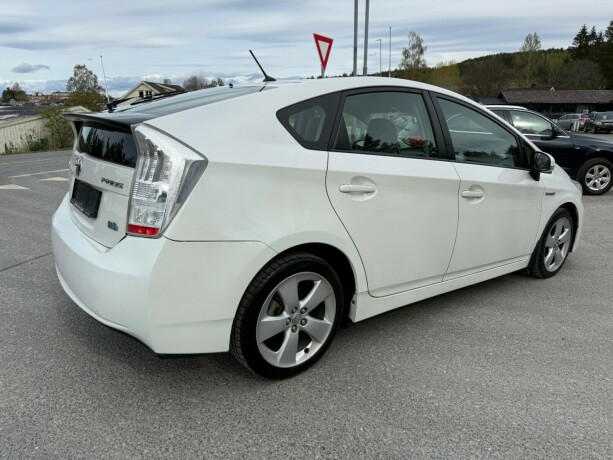 toyota-prius-bensin-2010-big-4