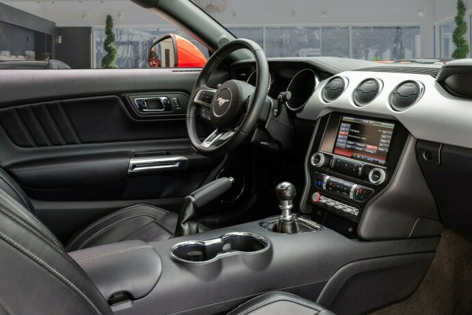 ford-mustang-bensin-2015-big-38