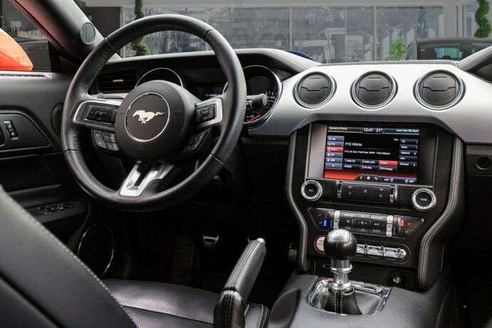 ford-mustang-bensin-2015-big-39