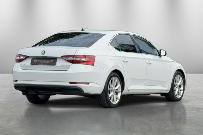 skoda-superb-diesel-2016-big-6
