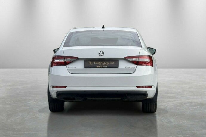 skoda-superb-diesel-2016-big-9