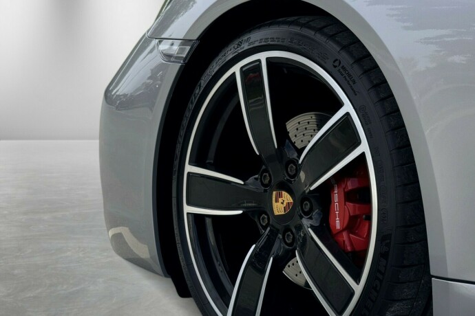 porsche-cayman-bensin-2018-big-3