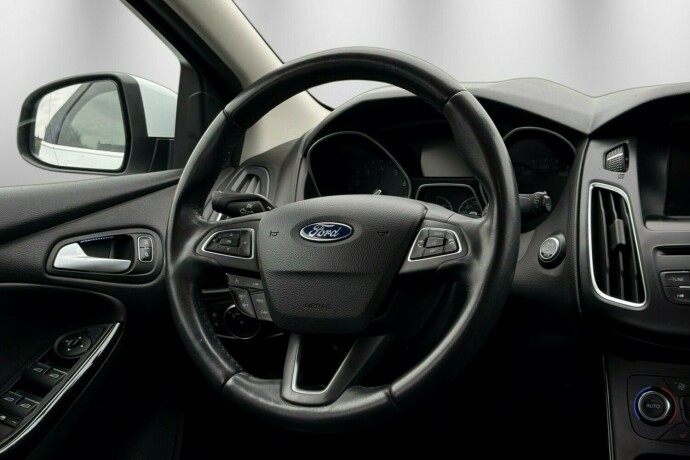 ford-focus-bensin-2017-big-18