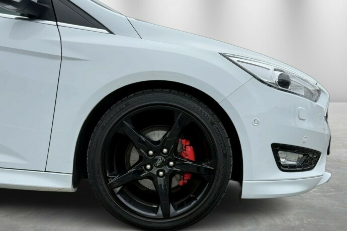 ford-focus-bensin-2017-big-4