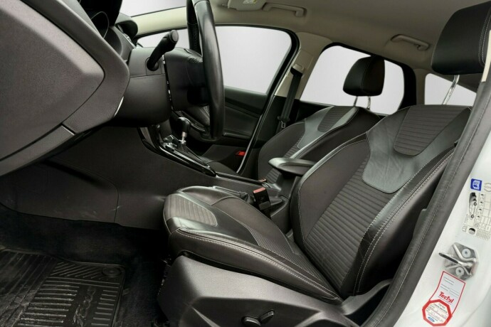 ford-focus-bensin-2017-big-13