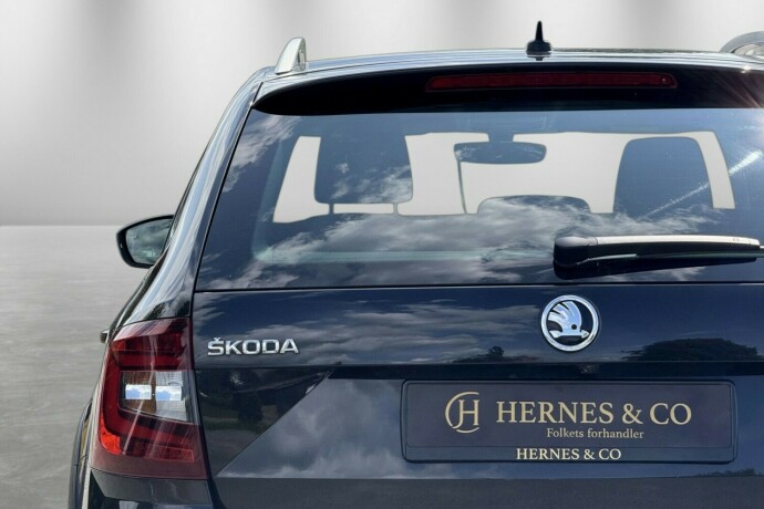 skoda-octavia-scout-diesel-2018-big-9