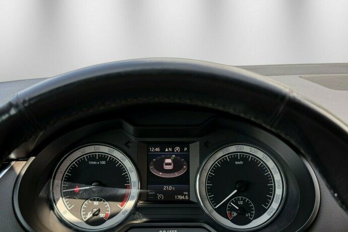 skoda-octavia-scout-diesel-2018-big-16