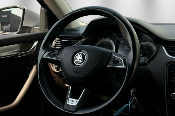 skoda-octavia-scout-diesel-2018-big-13