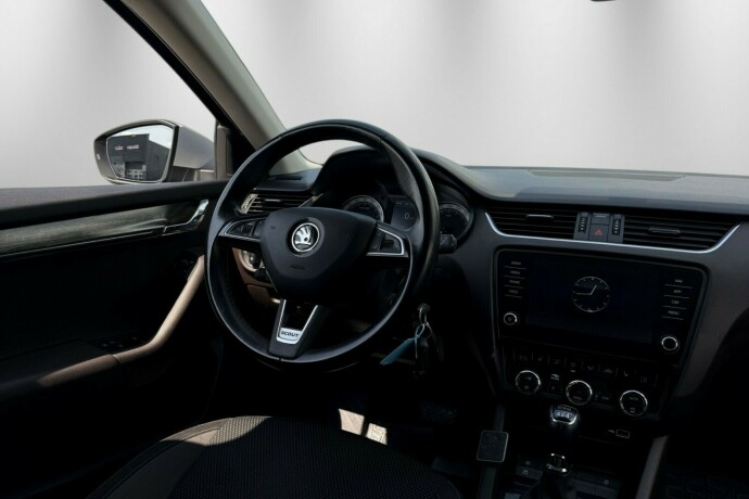 skoda-octavia-scout-diesel-2018-big-14