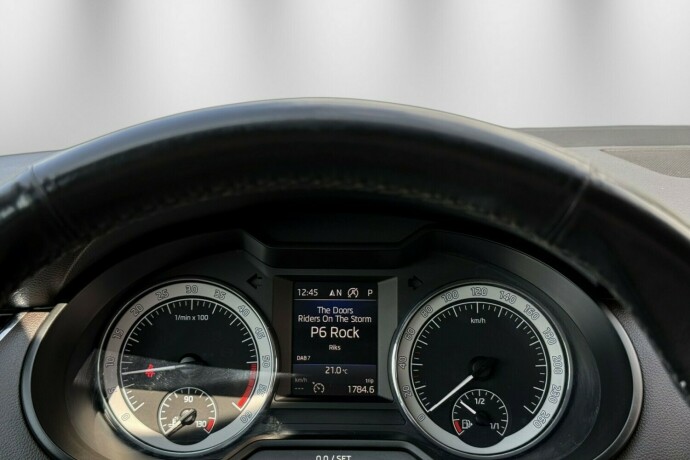 skoda-octavia-scout-diesel-2018-big-15