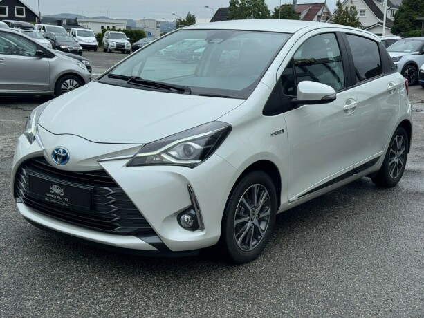 toyota-yaris-elektrisitetbensin-2019-big-0