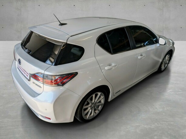 lexus-ct200h-bensin-2012-big-7
