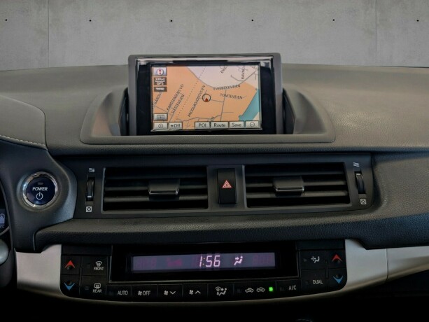 lexus-ct200h-bensin-2012-big-17