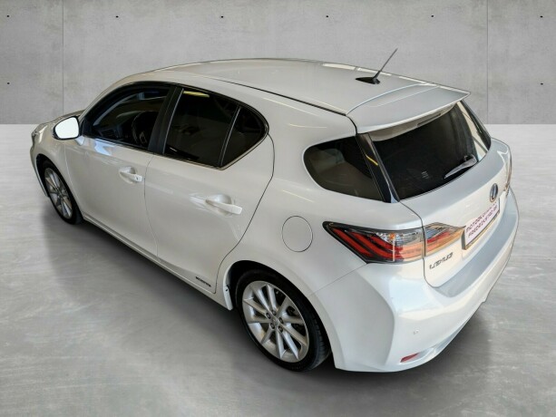 lexus-ct200h-bensin-2012-big-6