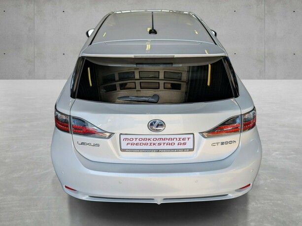 lexus-ct200h-bensin-2012-big-11