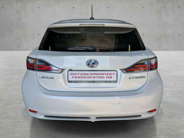 lexus-ct200h-bensin-2012-big-10