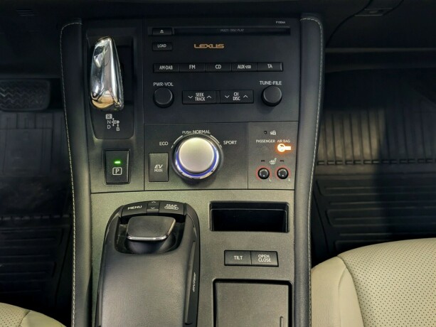 lexus-ct200h-bensin-2012-big-18