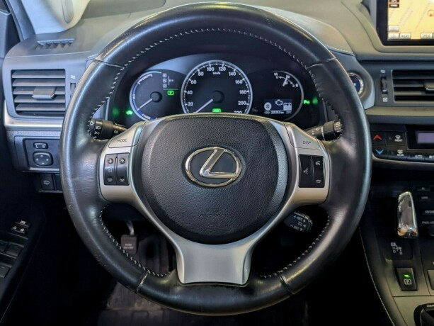 lexus-ct200h-bensin-2012-big-15