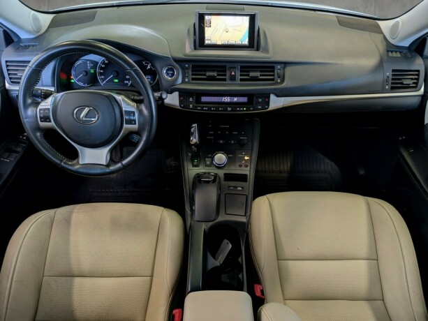 lexus-ct200h-bensin-2012-big-12