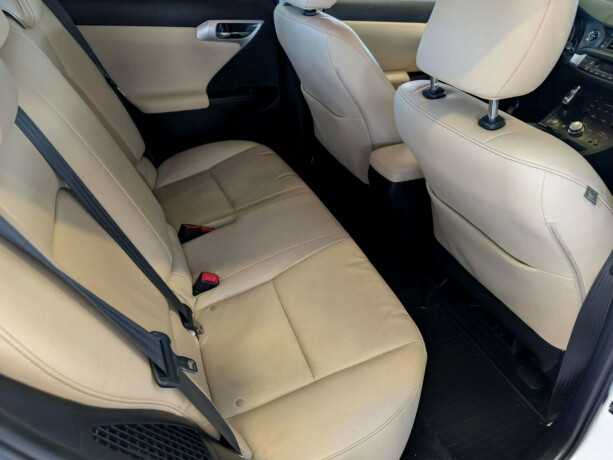 lexus-ct200h-bensin-2012-big-23