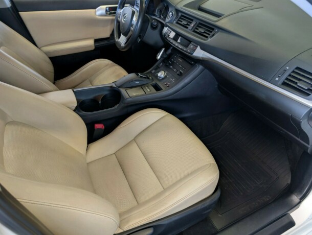 lexus-ct200h-bensin-2012-big-22