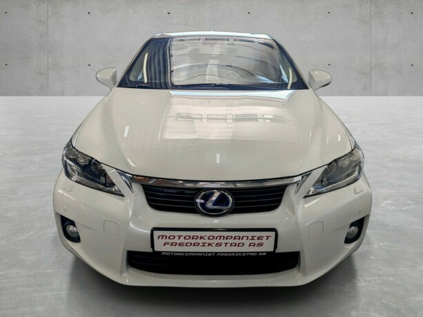 lexus-ct200h-bensin-2012-big-8