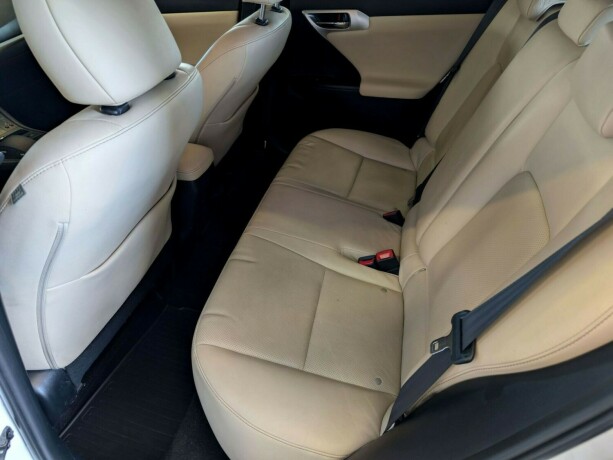 lexus-ct200h-bensin-2012-big-21